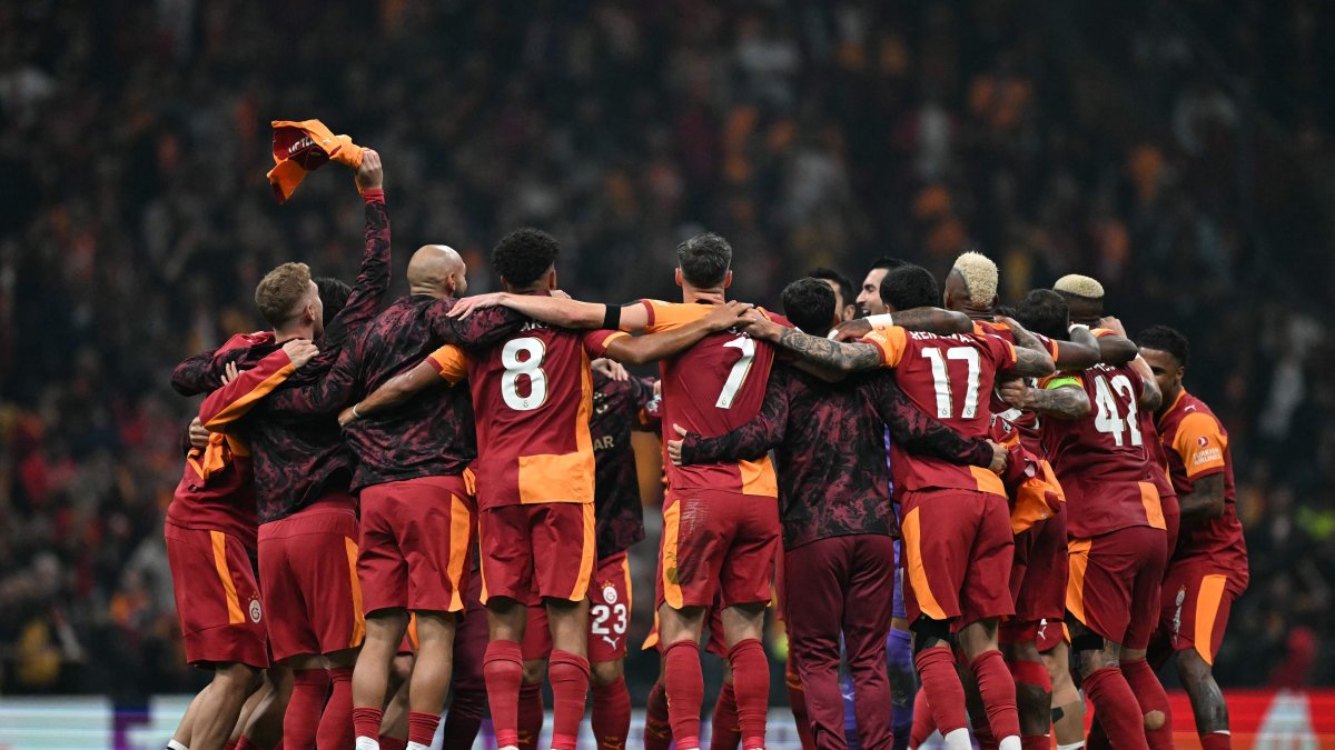 Galatasaray&#039;s players celebrate their victory at the end of the UEFA Champions League first round day 2 football match between Galatasaray (TUR) and Liverpool (ENG) at Rams Park in Istanbul, Sept. 30, 2025. (AFP Photo)