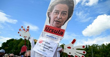 People hold an effigy of European Commission President Ursula von der Leyen with blood-stained hands and a poster reading &quot;Stop arms deliveries to Ukraine and Israel&quot; during a peace demonstration, Brandenburg Gate, Berlin, Germany, Sept. 13, 2025. (AFP Photo)