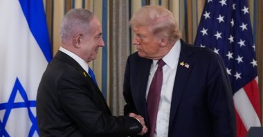 Israel&#039;s Prime Minister Benjamin Netanyahu (L) shakes hands with President Donald Trump after a news conference in the State Dining Room of the White House, Washington, Türkiye, Sept. 29, 2025. (AP Photo)