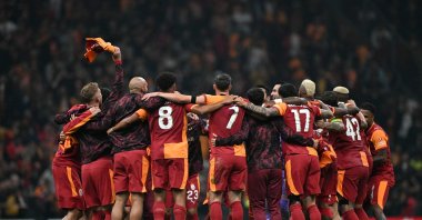 Galatasaray&#039;s players celebrate their victory at the end of the UEFA Champions League first round day 2 football match between Galatasaray (TUR) and Liverpool (ENG) at Rams Park in Istanbul, Sept. 30, 2025. (AFP Photo)