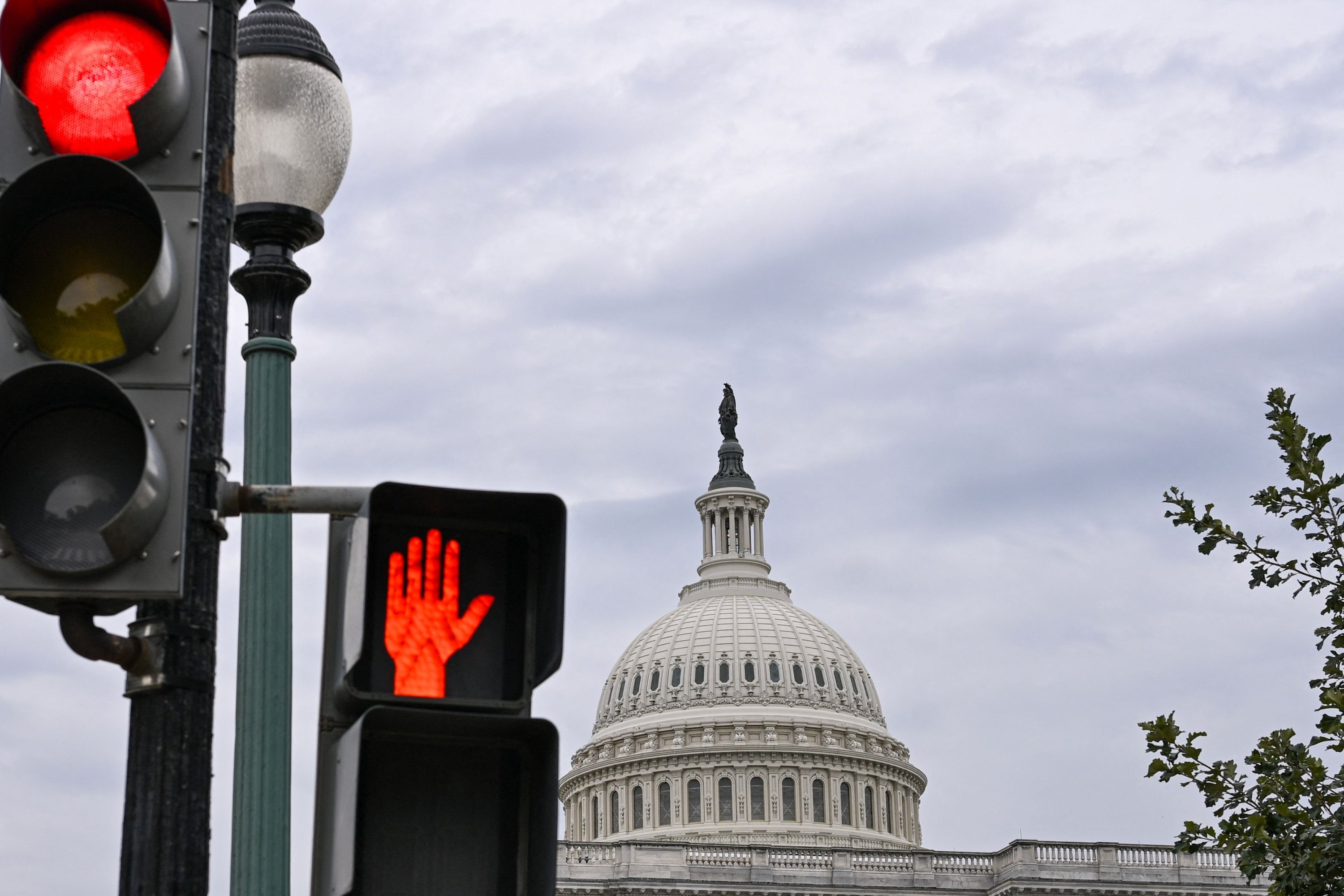 US govt shutdown begins as lawmakers fail to break budget impasse