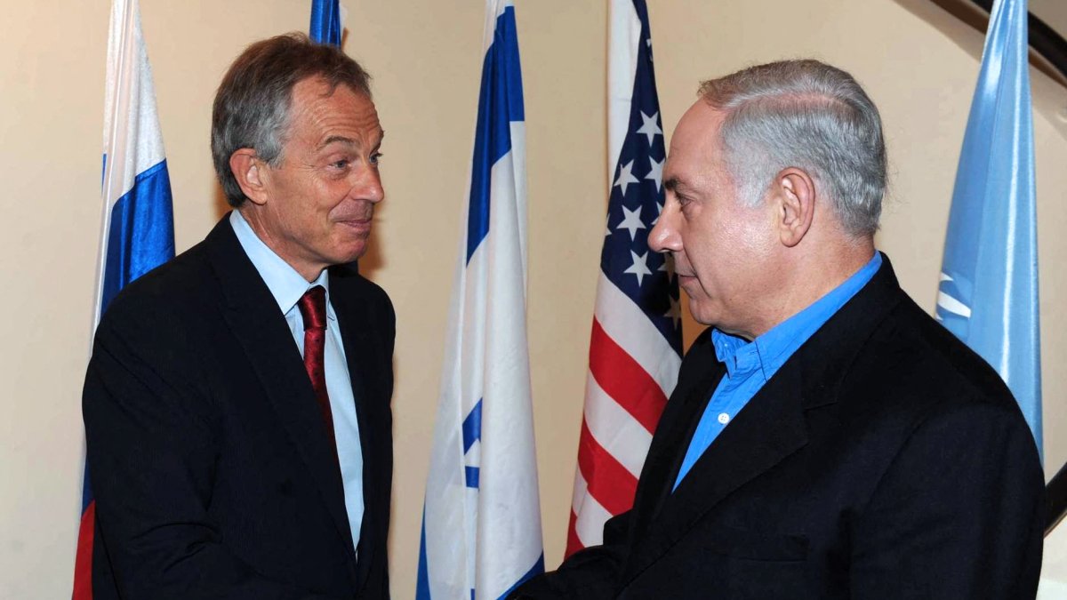 A handout picture from the Israeli Government Press Office shows Middle East Quartet Envoy Tony Blair (L) shaking hands with Israeli Prime Minister Benjamin Netanyahu, west Jerusalem, Israel, June 11, 2010. (AFP Photo)