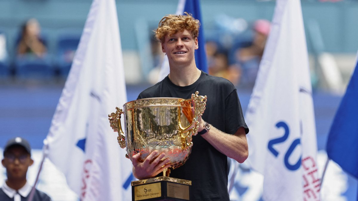 Italy&#039;s Jannik Sinner poses with the China Open trophy after winning the final against Learner Tien of the U.S. at the Beijing Olympic Green Tennis Center, Beijing, China, Oct.1, 2025. (Reuters Photo)