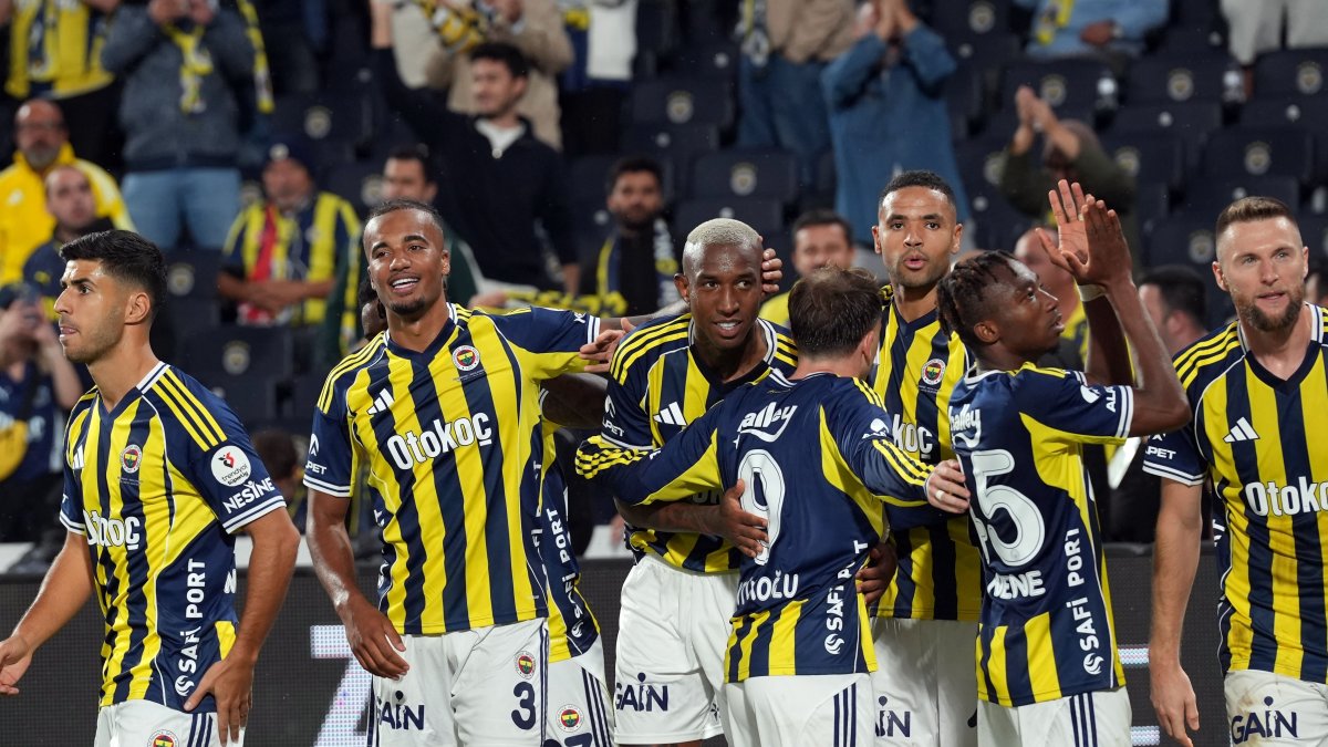 Fenerbahçe players celebrate during the Süper Lig match against Antalyaspor at the Chobani Stadium, Istanbul, Türkiye, Sept. 28, 2025. (AA Photo)