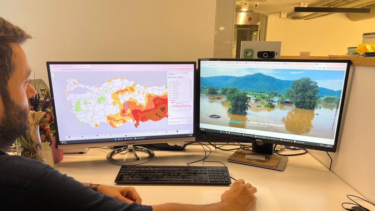 Güven Fidan reviews the country’s interactive drought map on computer screens, showing provincial and district-level data from 1990 to 2025, Istanbul, Türkiye, Oct. 1, 2025. (AA Photo)