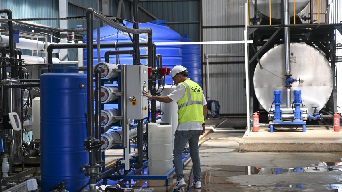 A worker is seen in a facility producing active pharmaceutical salt, Kırıkkale, Türkiye, Sept. 2, 2025. (AA Photo)