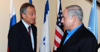 A handout picture from the Israeli Government Press Office shows Middle East Quartet Envoy Tony Blair (L) shaking hands with Israeli Prime Minister Benjamin Netanyahu, west Jerusalem, Israel, June 11, 2010. (AFP Photo)