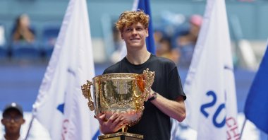 Italy&#039;s Jannik Sinner poses with the China Open trophy after winning the final against Learner Tien of the U.S. at the Beijing Olympic Green Tennis Center, Beijing, China, Oct.1, 2025. (Reuters Photo)
