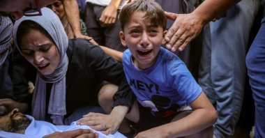The family of a Palestinian man killed in an Israeli strike mourn over his body outside al-Aqsa Martyrs hospital in Deir el-Balah in the central Gaza Strip, on Oct. 1, 2025. (AFP Photo)