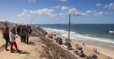 Palestinians carrying belongings arrive on a coastal path northwest of Nuseirat refugee camp as they are displaced southward by Israel, Gaza Strip, Palestine, Oct. 1, 2025. (AFP Photo)