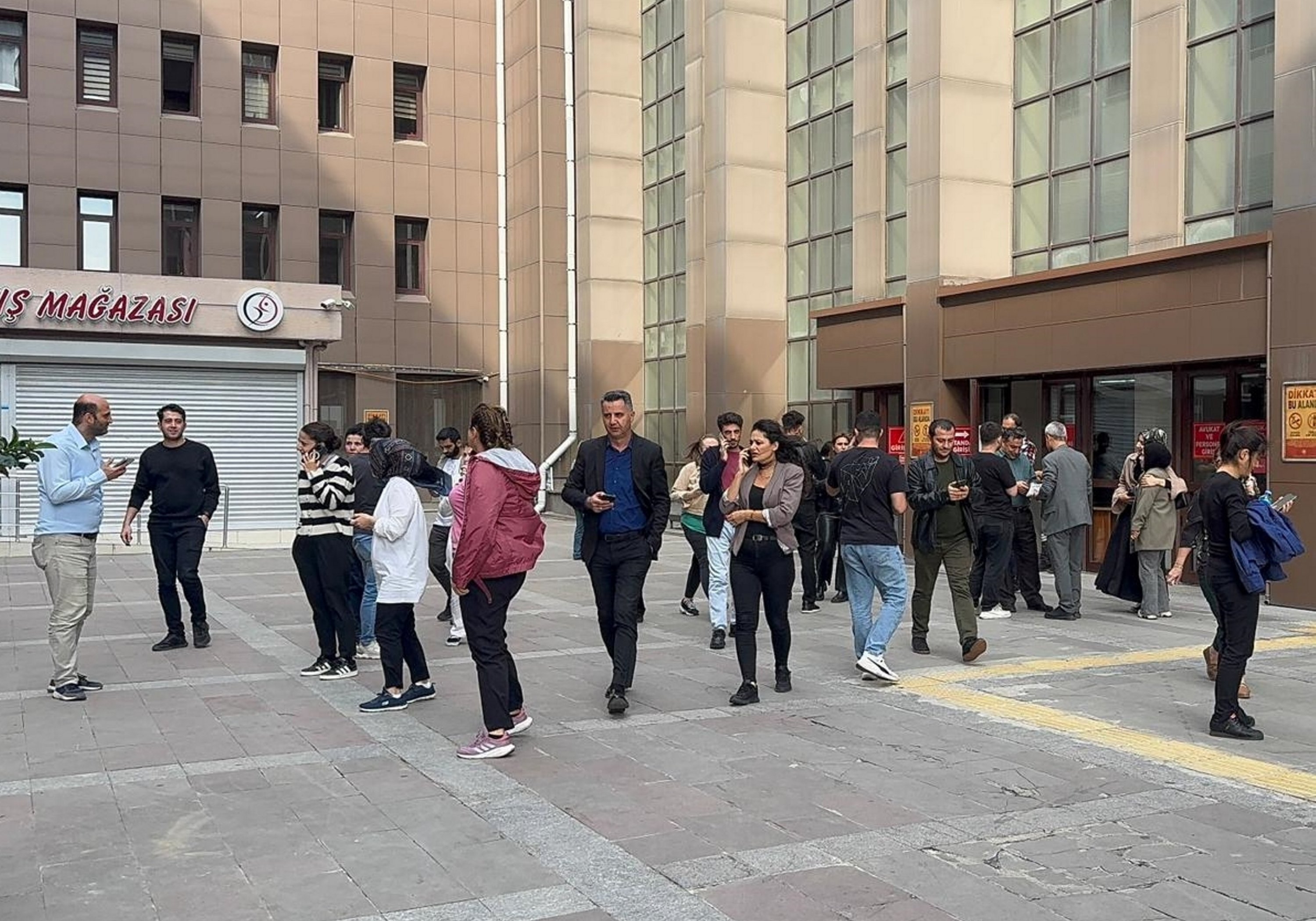 Istanbul stresel potres z magnitudo 5, panika med prebivalci