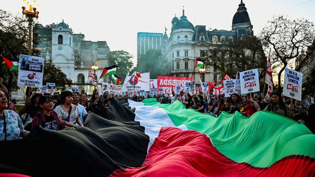 Pro-Palestinian demonstrators hold a giant Palestinian flag during a rally in solidarity with the Global Sumud Flotilla and Gaza, Buenos Aires, Argentina, Oct. 1, 2025. (Reuters Photo)