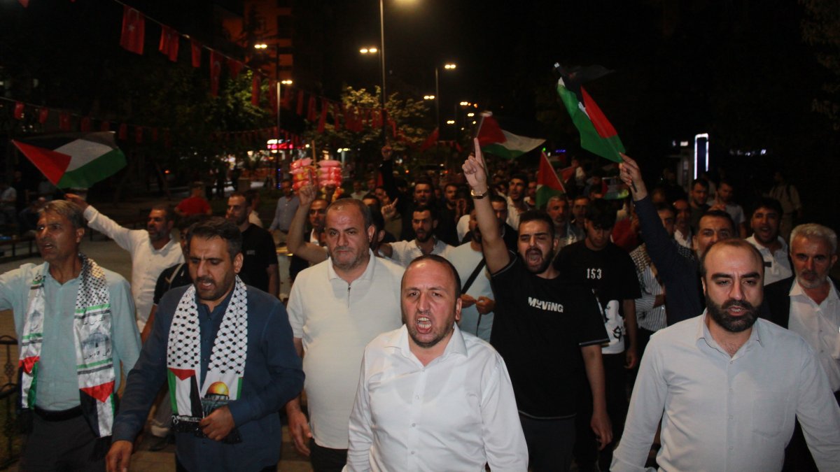 People stage a protest against the Israeli raids on the flotilla, Siirt, eastern Türkiye, Oct. 2, 2025. (IHA Photo)