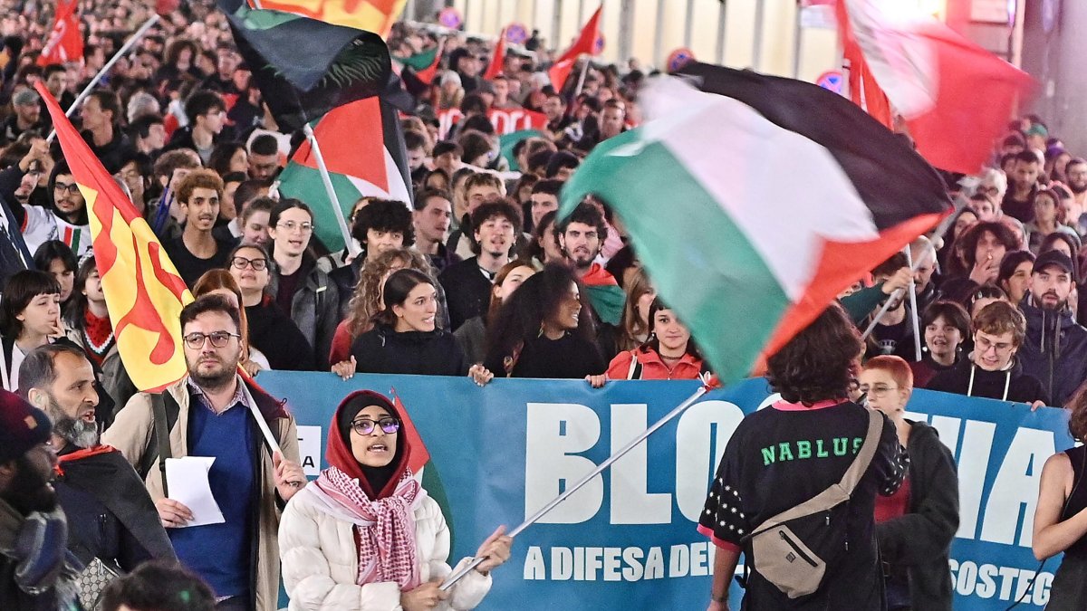 Pro-Palestinian protestors march through the streets, following news of the Israeli army&#039;s blockade of the Sumud Flotilla, in Turin, Italy, Oct. 1, 2025. (AFP Photo)