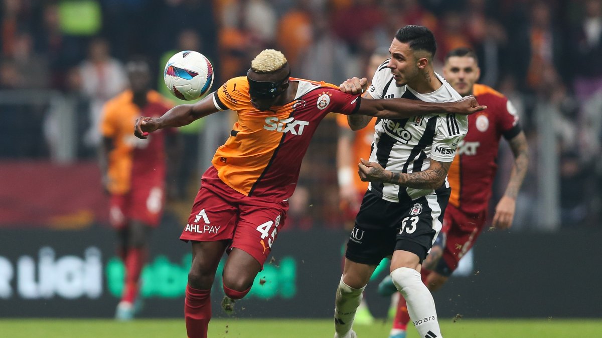 Galatasaray&#039;s Victor Osimhen (L) in action with Beşiktaş&#039;s Emirhan Topçu during the Turkish Süper Lig match at RAMS Park Stadium, Istanbul, Türkiye, Oct. 28, 2024. (Getty Images Photo)