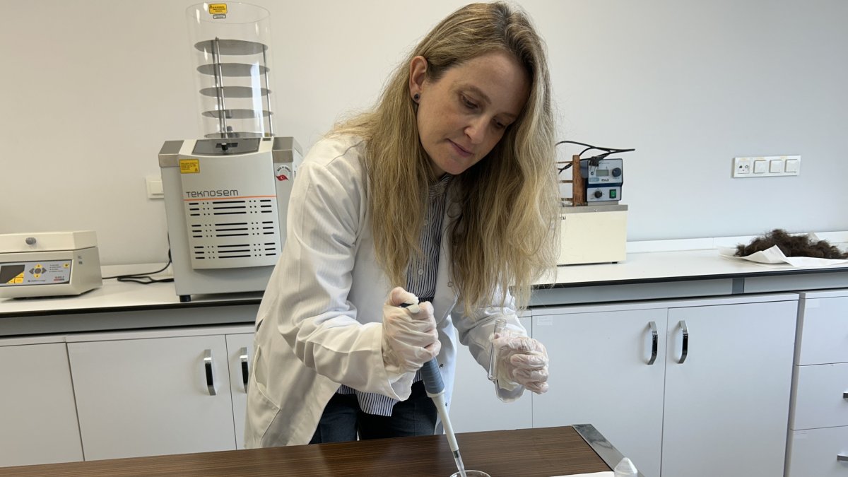 Dr. Rumeysa Tutar works on an injectable tissue adhesive in a laboratory, Istanbul, Türkiye, Sept. 26, 2025. (AA Photo)