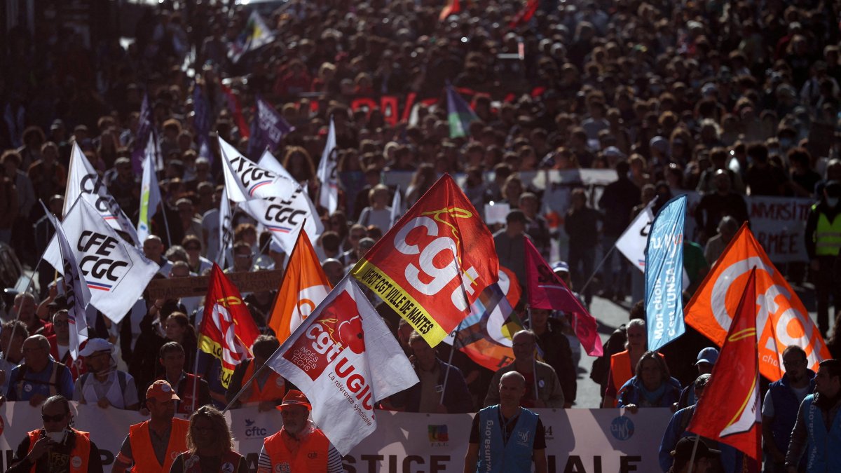 Protesters hold labor union flags during a demonstration in Nantes as part of a day of nationwide strikes and protests against the government and possible austerity cuts, France, Oct. 2, 2025. (Reuters Photo)