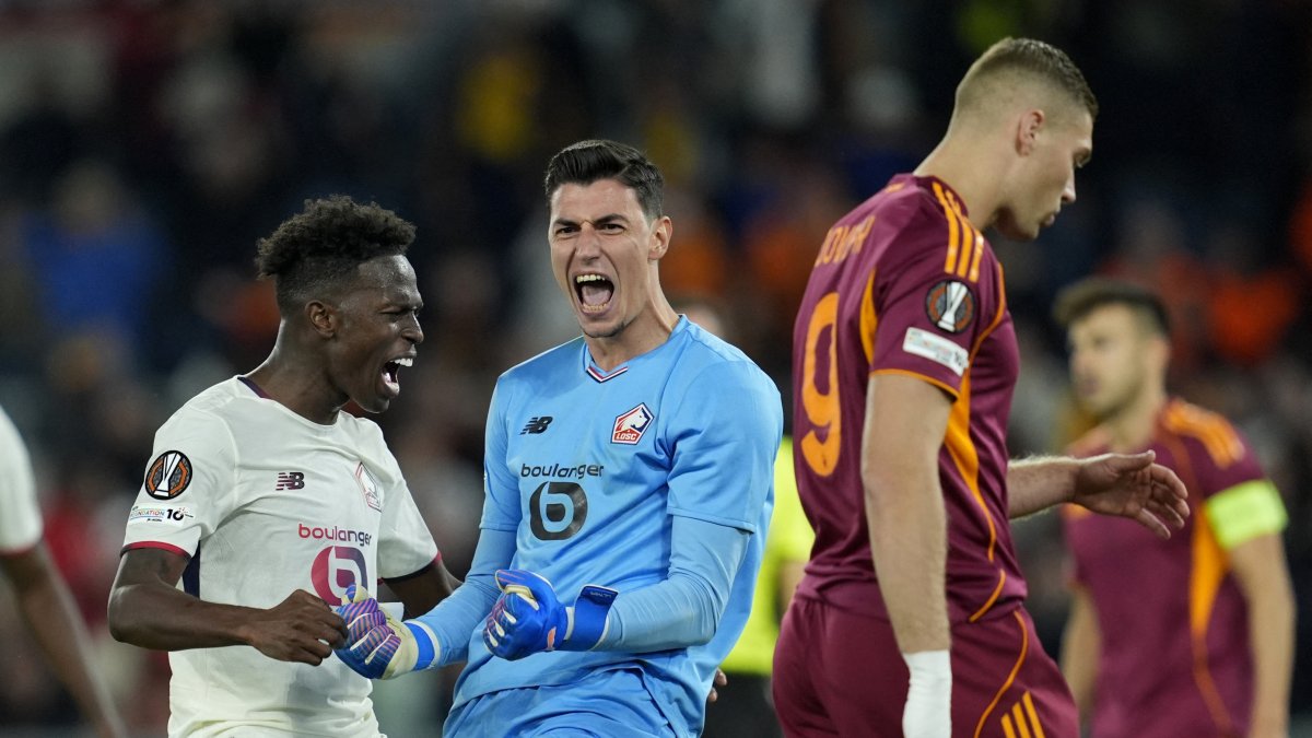 Lille&#039;s Turkish goalkeeper Berke Özer celebrates after saving a penalty from AS Roma&#039;s Artem Dovbyk during the UEFA Europa League first round day two football match between AS Roma (ITA) and LOSC Lille (FRA) at the Olympic Stadium in Rome, Italy, Oct. 2, 2025. (AFP Photo)