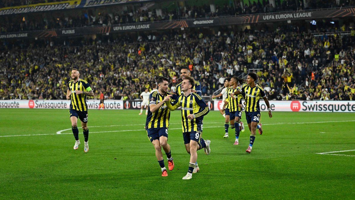 Fenerbahçe&#039;s Turkish winger Kerem Aktürkoğlu (C) celebrates with teammates after scoring his team&#039;s first goal during the UEFA Europa League football match between Fenerbahçe and OGC Nice at the Chobani Stadium, Istanbul, Türkiye, Oct. 2, 2025. (AFP Photo)