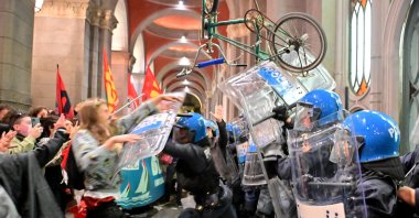 Police face off against people protesting in solidarity with the Global Sumud Flotilla, Turin, Italy, Oct. 1, 2025. (AP Photo)