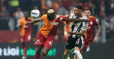 Galatasaray&#039;s Victor Osimhen (L) in action with Beşiktaş&#039;s Emirhan Topçu during the Turkish Süper Lig match at RAMS Park Stadium, Istanbul, Türkiye, Oct. 28, 2024. (Getty Images Photo)