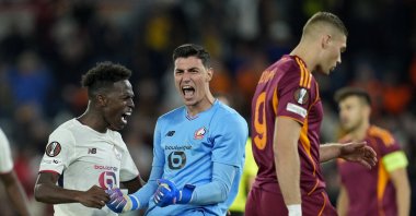 Lille&#039;s Turkish goalkeeper Berke Özer celebrates after saving a penalty from AS Roma&#039;s Artem Dovbyk during the UEFA Europa League first round day two football match between AS Roma (ITA) and LOSC Lille (FRA) at the Olympic Stadium in Rome, Italy, Oct. 2, 2025. (AFP Photo)