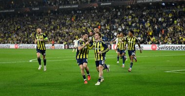 Fenerbahçe&#039;s Turkish winger Kerem Aktürkoğlu (C) celebrates with teammates after scoring his team&#039;s first goal during the UEFA Europa League football match between Fenerbahçe and OGC Nice at the Chobani Stadium, Istanbul, Türkiye, Oct. 2, 2025. (AFP Photo)