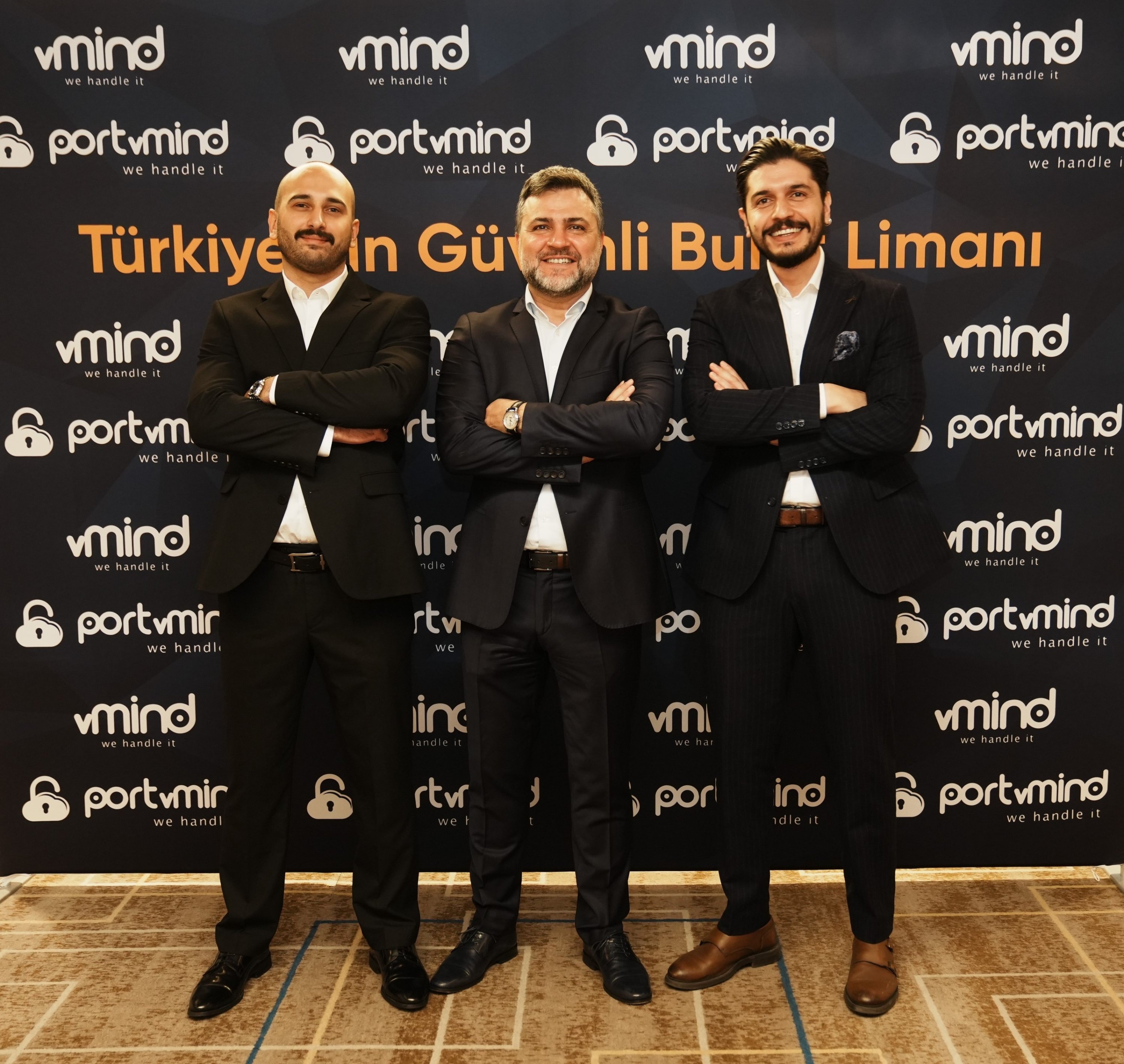 Kubilay Kaptanoğlu (izq.), director tecnológico de vMind, Volkan Duman (centro) y Mehmet Ali Küçüktaş, director general adjunto. (Cortesía de vMind)