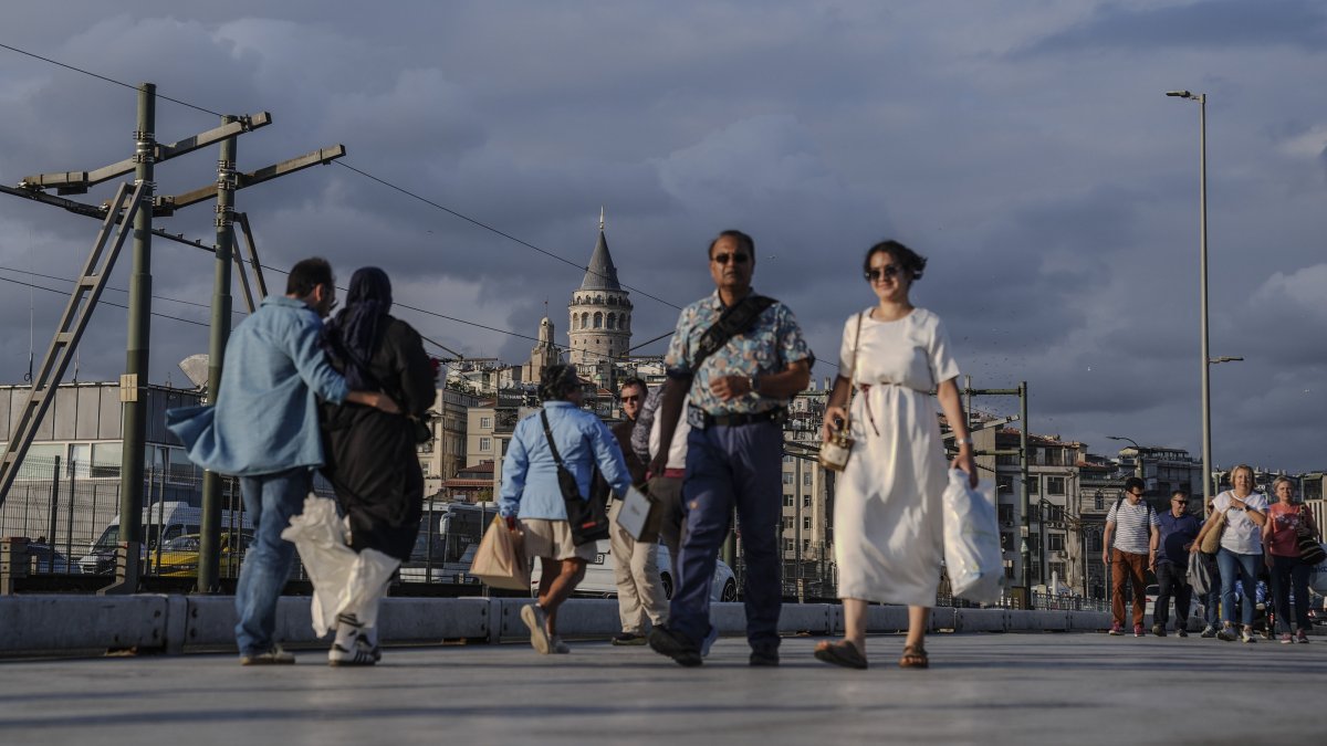 People are seen in the famous Eminönü neighborhood, Istanbul, Türkiye, Sept. 26, 2025. (AA Photo)