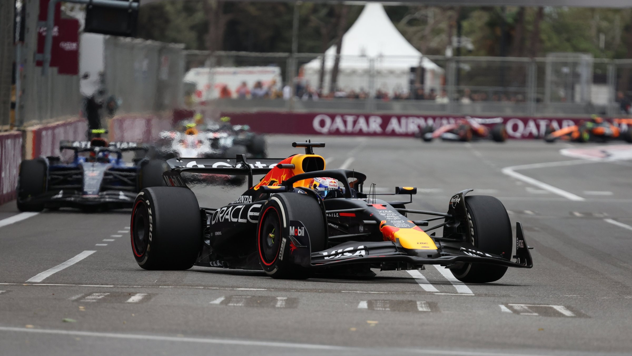 Max Verstappen (R) competes in the 2025 Formula 1 Azerbaijan Grand Prix held at the Baku City Circuit, Baku, Azerbaijan, Sept. 21, 2025. (EPA Photo)