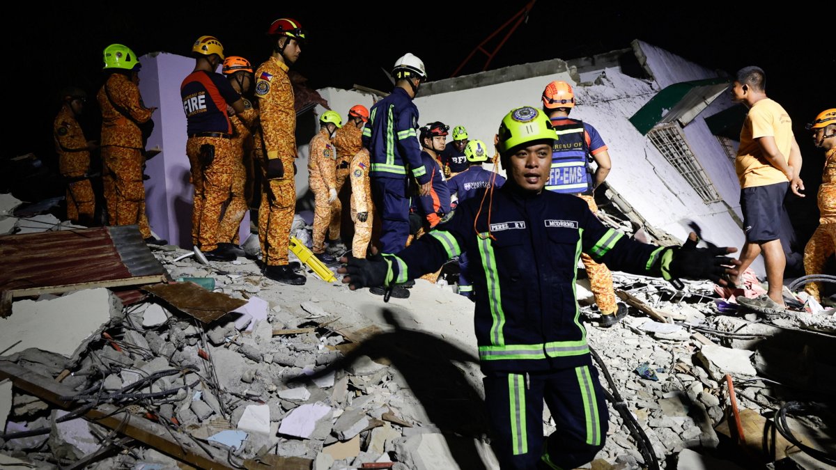 Philippine emergency response personnel try to clear a path during a retrieval operation at the site of an earthquake-damaged, collapsed facility, Bogo City, Cebu, Philippines, Oct. 1, 2025. (EPA Photo)