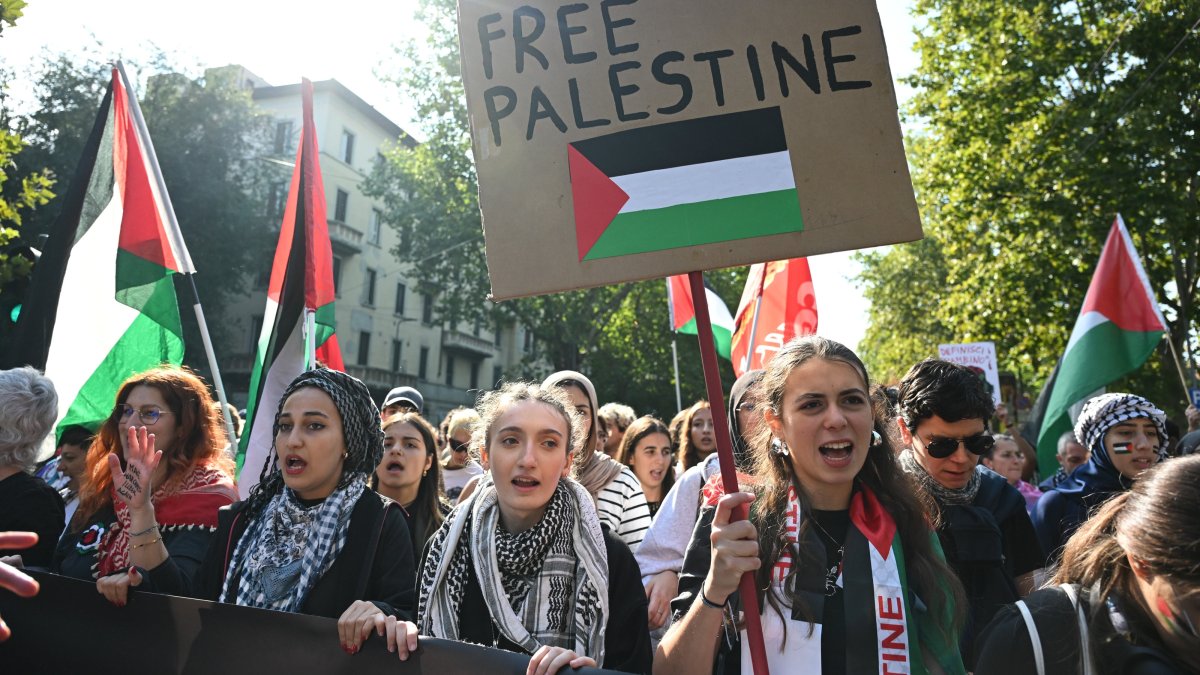 People protest Israel's attack on the Global Sumud Flotilla, Milano, Italy, Oct. 3, 2025 (AA Photo)