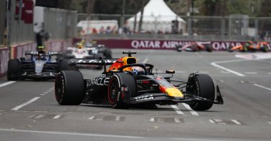 Max Verstappen (R) competes in the 2025 Formula 1 Azerbaijan Grand Prix held at the Baku City Circuit, Baku, Azerbaijan, Sept. 21, 2025. (EPA Photo)