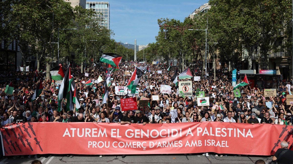Participants hold a banner reading &#039;Stop genocide in Palestine/stop weapons trade with Israel&#039; during a demonstration in solidarity with Palestinians in Barcelona, Spain, Oct. 4, 2025. (AFP Photo)