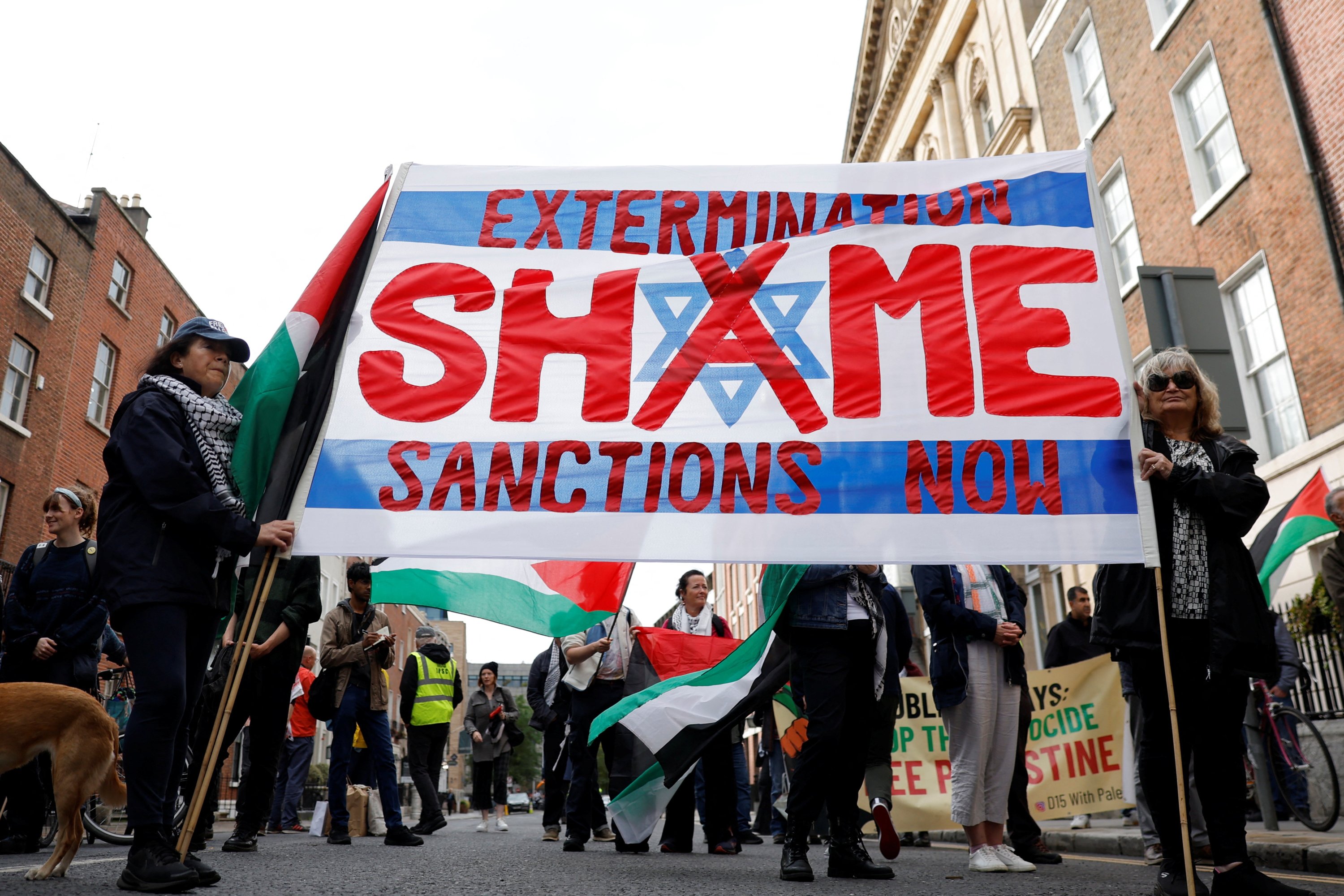 People hold banners and flags outside government buildings during a demonstration in support of Palestinians, Dublin, Ireland, Sept. 18, 2025. (Reuters Photo)