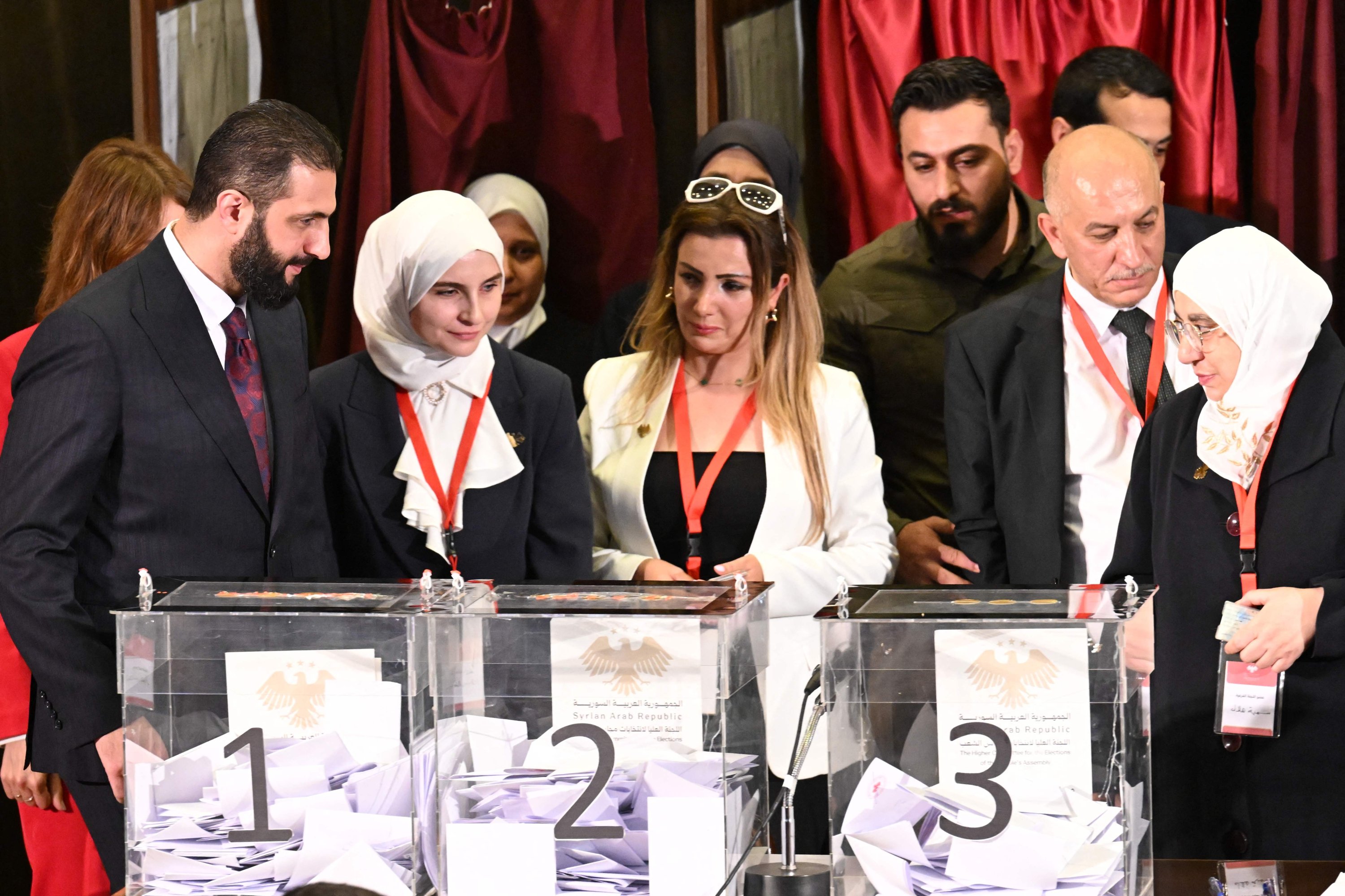 V Siriji potekale prve parlamentarne volitve po padcu Asada, mednarodna pozornost usmerjena v politični prehod.