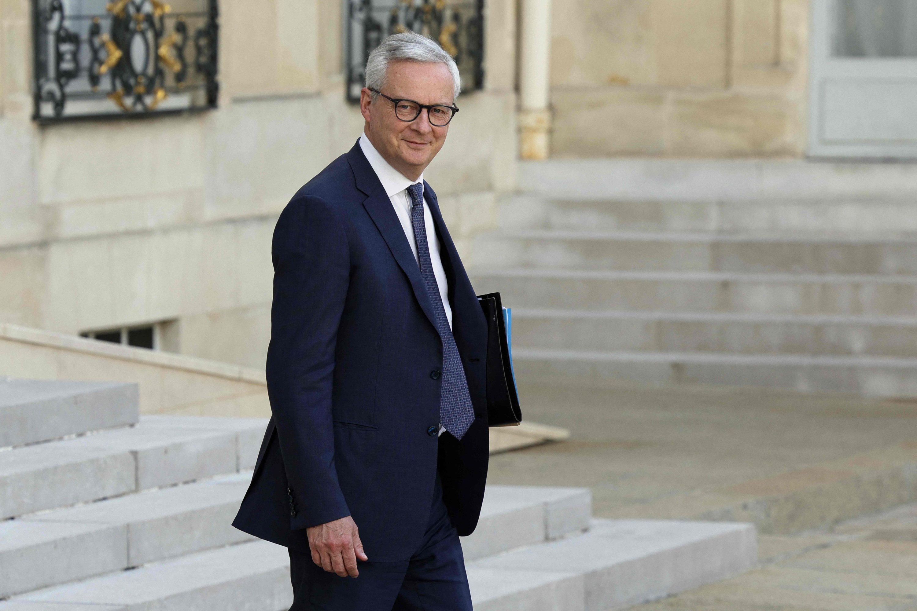France names new government amid political deadlock