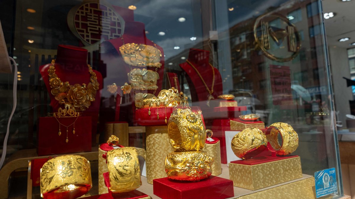 Gold jewelry is displayed in a window in Manhattan, New York, U.S., Sept. 8, 2025. (AFP Photo)