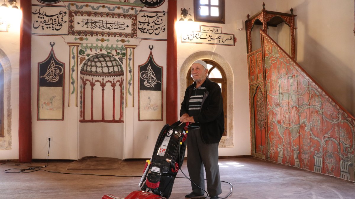 75-year-old volunteer Bekir Badat vaccums the 260-year-old Tokmak Hasan Paşa Mosque, Yozgat, Türkiye, Oct. 5, 2025. (AA Photo)