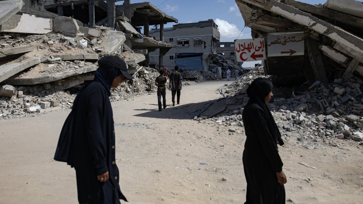 Internally displaced Palestinians walk past destroyed buildings in Khan Younis, southern Gaza Strip, Palestine, Oct. 5, 2025. (EPA Photo)