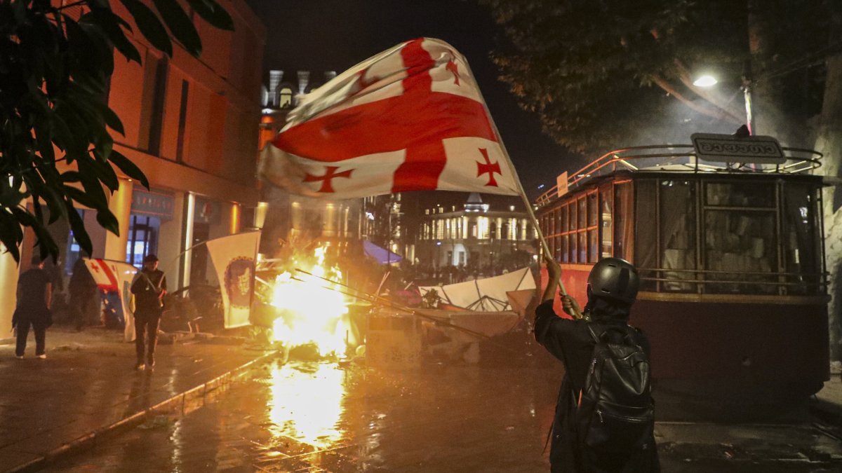 Georgian opposition parties&#039; supporters clash with riot police during a rally after local elections in Tbilisi, Georgia, Oct. 4, 2025. (EPA Photo)