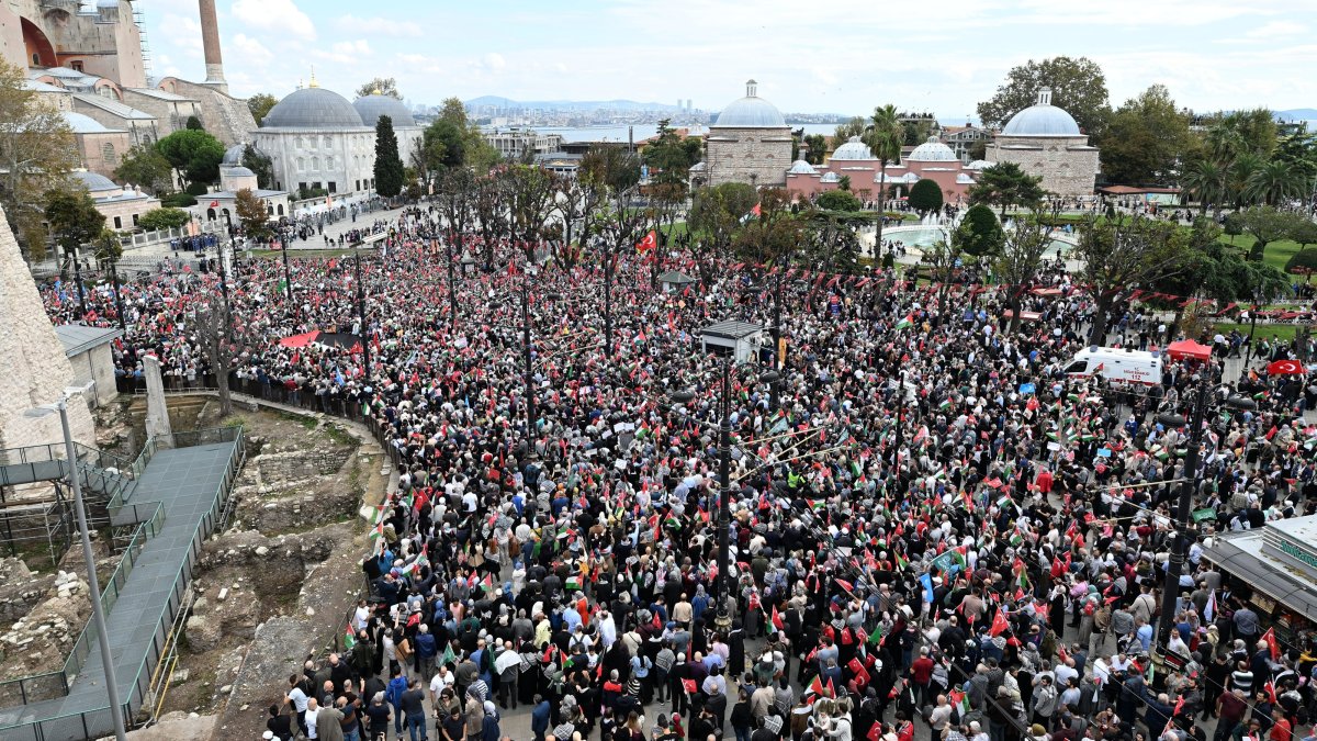 People gather for a pro-Palestine rally, Istanbul, Türkiye, Oct. 5, 2025. (AA Photo)