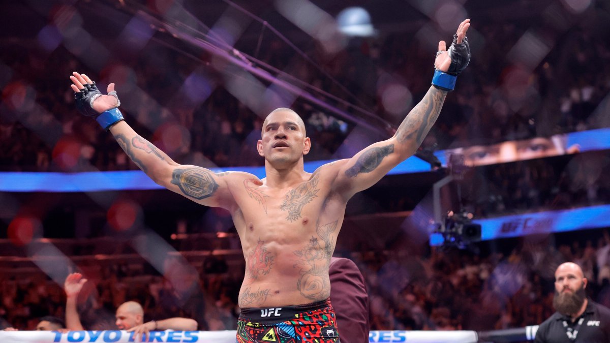 Brazil&#039;s Alex Pereira celebrates defeating UFC light heavyweight champion Magomed Ankalaev, of Russia, during the UFC 320 mixed martial arts bout in Las Vegas, U.S., Oct. 4, 2025. (AP Photo)