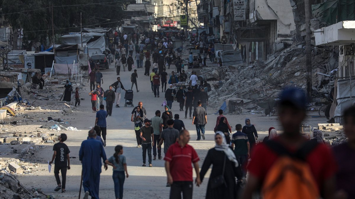 Palestinians walk at Al Remal neighborhood during an Israeli military operation in Gaza City, Gaza Strip, Oct. 5, 2025. (EPA Photo)