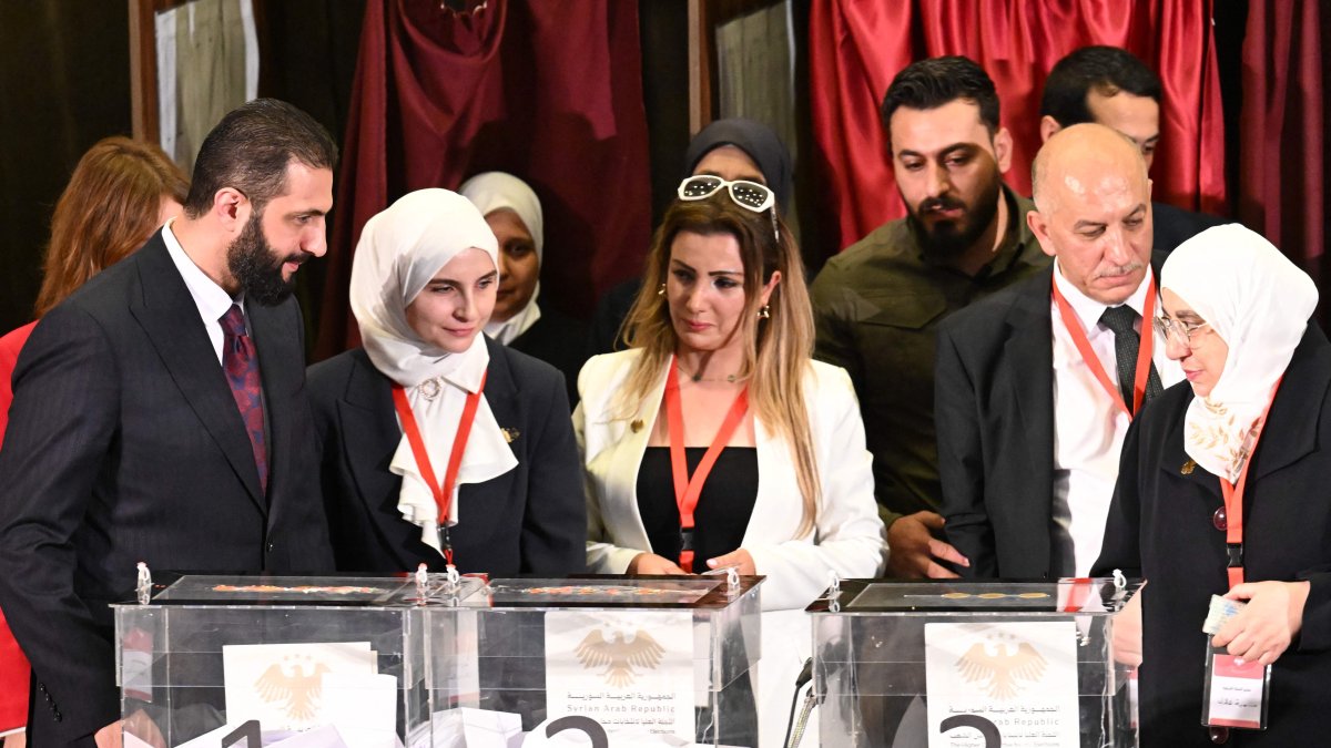 Syria&#039;s interim President Ahmed al-Sharaa (L) visits the poling station where members of Syrian local committees have been casting their votes in the country&#039;s selection process to designate an interim parliament, in Damascus, Syria, Oct. 5, 2025. (AFP Photo)