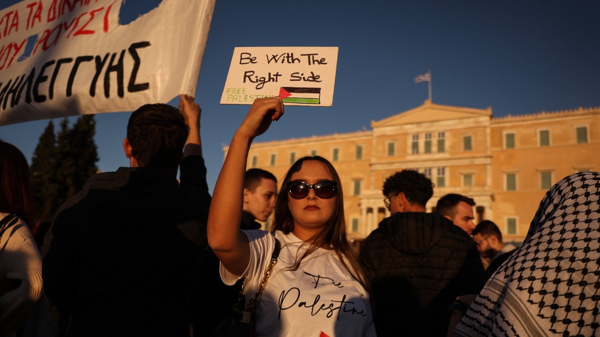 Demonstrators protest in solidarity with the Palestinian people and over Israel&#039;s navy intervention against the Global Sumud Flotilla (GSF) in Athens, Greece, Oct. 5, 2025. (EPA Photo)