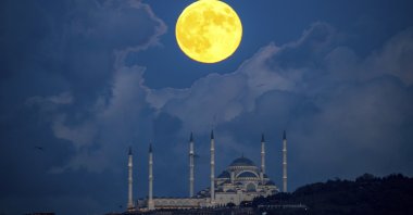A supermoon rises behind the Grand Çamlıca Mosque in Istanbul, Türkiye, Oct. 17, 2024. (AP Photo)