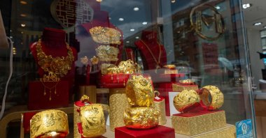 Gold jewelry is displayed in a window in Manhattan, New York, U.S., Sept. 8, 2025. (AFP Photo)
