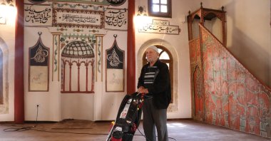 75-year-old volunteer Bekir Badat vaccums the 260-year-old Tokmak Hasan Paşa Mosque, Yozgat, Türkiye, Oct. 5, 2025. (AA Photo)