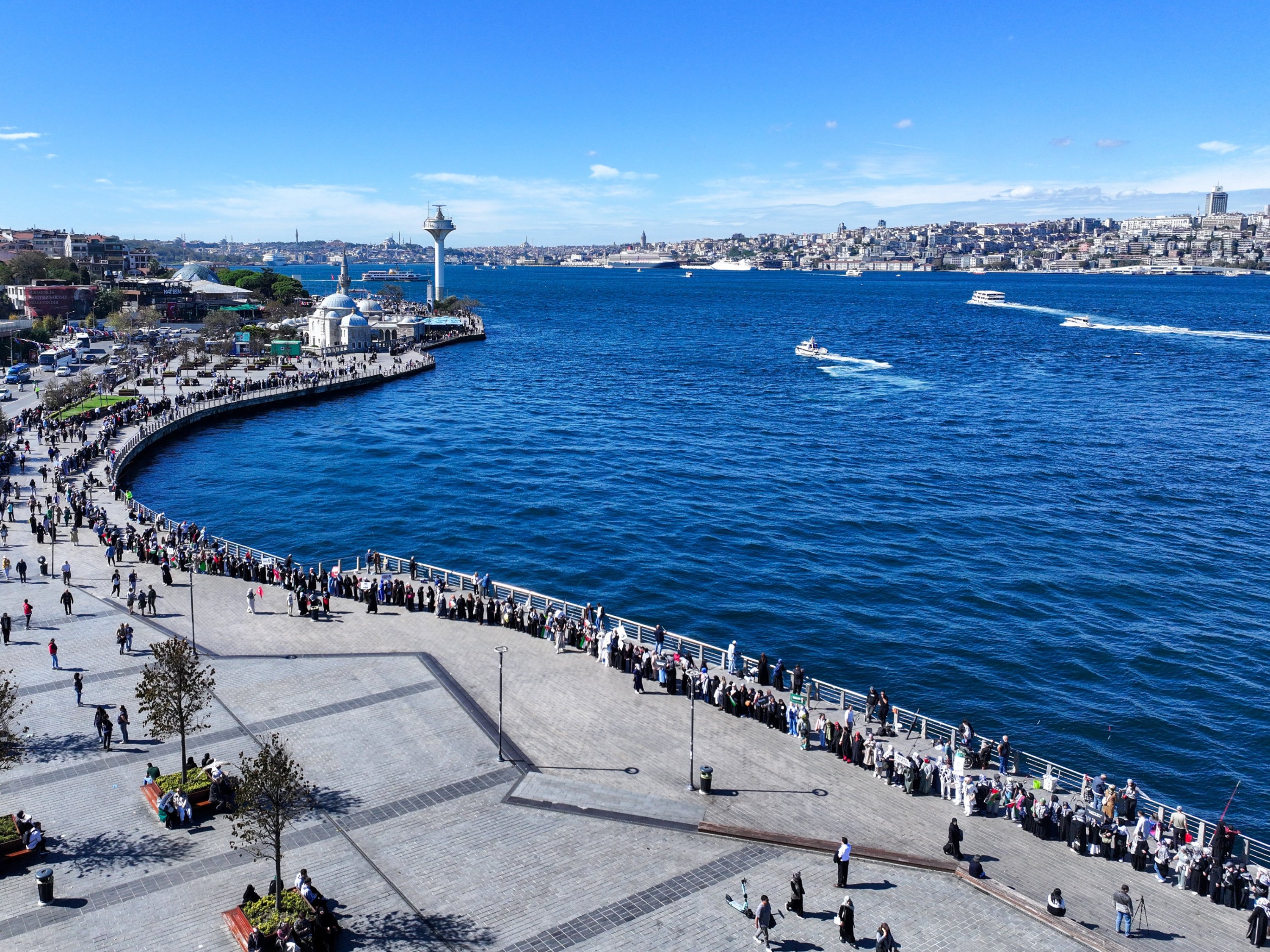 Human chain of women links Türkiye to Gaza by heart